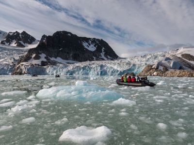 Zodiac-Fahrt im Raudfjord, an der Nordwestküste Spitzbergens. (© Vreni & Stefan Gerber)