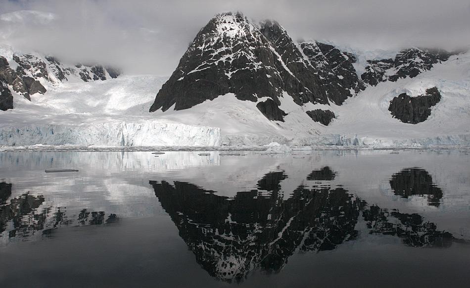 Die Bergspitzen der antarktischen Halbinsel ragen bis fast 2'000 Meter in den Himmel. Tendenz steigend, wie die internationale Studie zeigt.