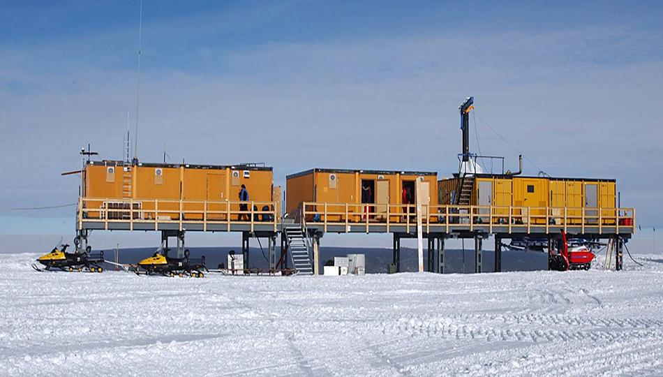 Die Kohnen-Station des Alfred-Wegener Instituts in der Antarktis auf 75° 00'S, 0° 04'O auf einer Höhe von 2.892 Meter. Links befindet sich die Wetterstation.