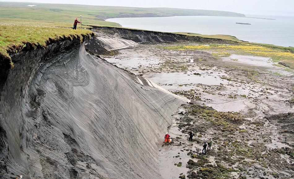 AWI-Permafrostforscherin Stefanie Weege erfasst die GPS-Koordinaten der erodierenden SteilkÃ¼ste auf der kanadischen Permafrost-Insel Herschel Island. Die Daten helfen der Wissenschaftlerin, das AusmaÃ der Erosion zu bestimmen. Foto: Boris Radosavljevic