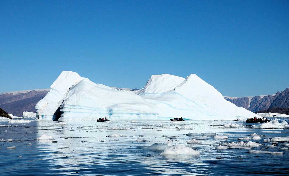 Eisberge spielen nicht nur bei der Verteilung von landbasierten NÃ¤hrstoffen eine wichtige Rolle, sondern kÃ¶nnen auch die bodennahen Ãkosysteme teilweise sehr stark beeinflussen, besonders in Buchten und Fjorden. Bild: Michael Wenger