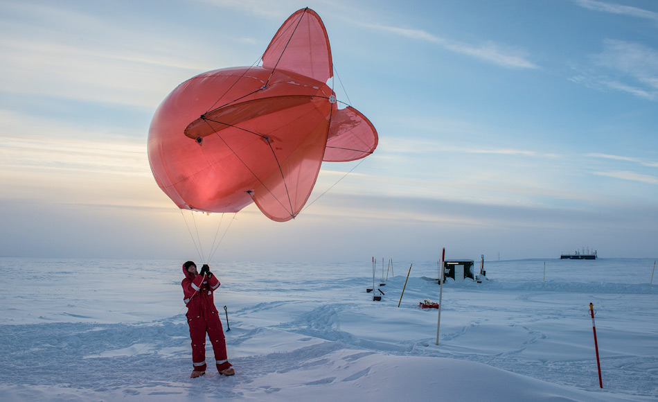 WÃ¤hrend der Expedition werden Wissenschaftler wichtige Daten sammeln, die den Einfluss der Arktis auf die globalen Wettersysteme besser erklÃ¤ren sollen. Dazu stehen verschiedene Messinstrumente und Plattformen zur VerfÃ¼gung. Bild: Esther Horvath