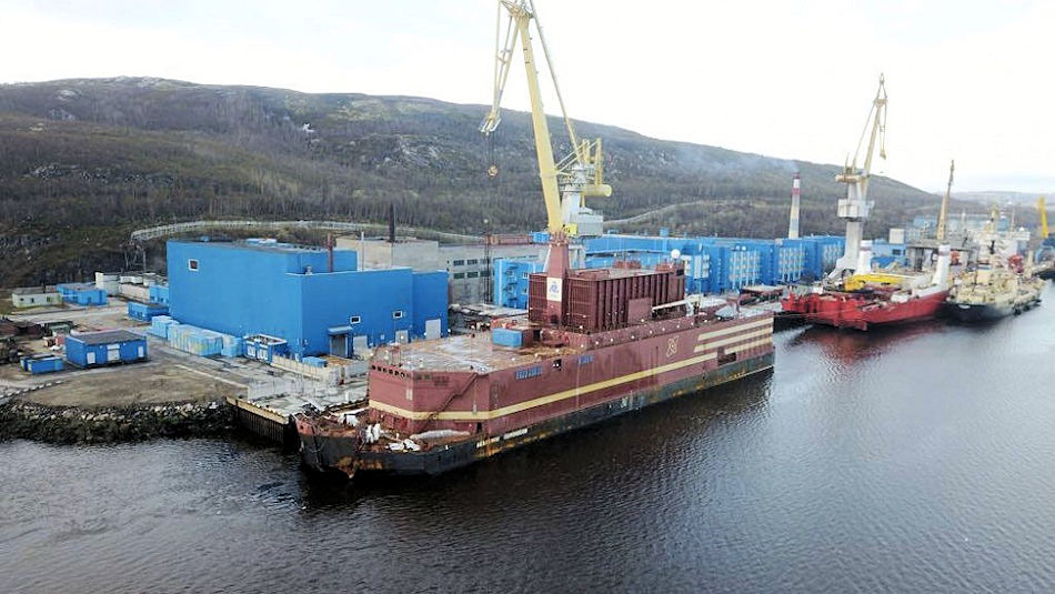 Die Akademik Lomonosov, hier im Hafen der Atomeisbrecherflotte nahe Murmansk, ist 144 m lang, 30 m breit und hat eine Besatzung von 69 Personen. An Bord sind zwei modifizierte Kernreaktoren mit einer Gesamtleistung von 70 Megawatt. Bild: Blogger 51