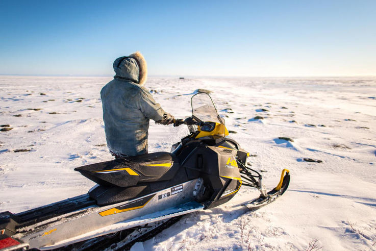Inuit benutzen häufig Motorschlitten. Die Witterungsverhältnisse, insbesondere die Temperatur,