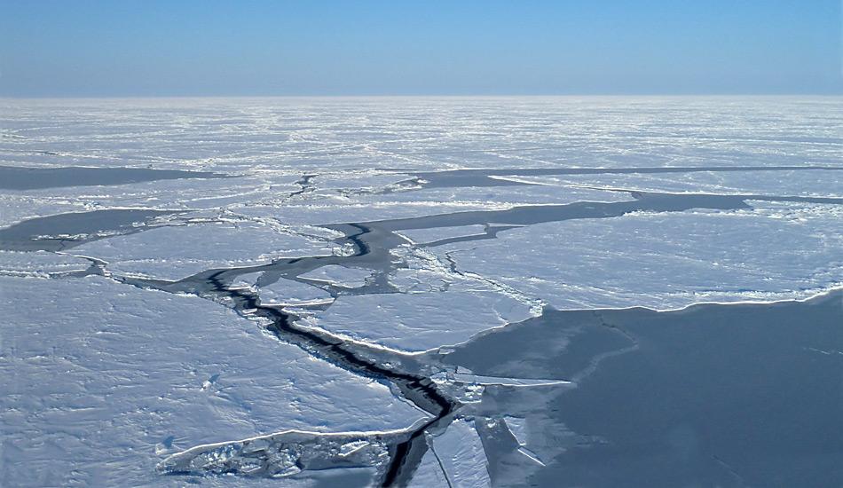 Offene Wasserstellen am Nordpol. Bereits im April ist das Eis im Bereich des Nordpols instabil.