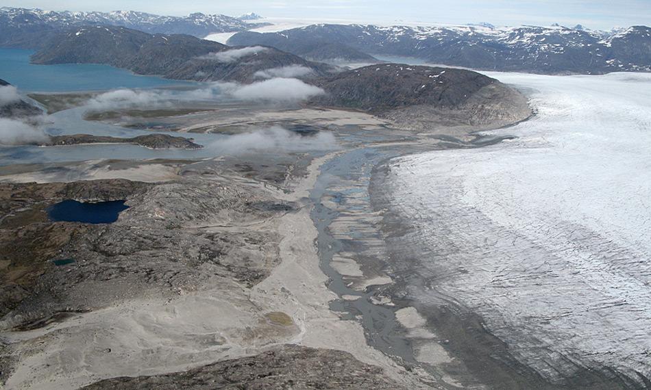 Der kleine See (links) war eine der Stellen der Probenentnahmen wÃ¤hrend des Projekts. Der See hatte Schmelzwasser vom nahen Gletscher erhalten, als dieser noch nÃ¤her gelegen war. Photo: Nicolaj Larsen