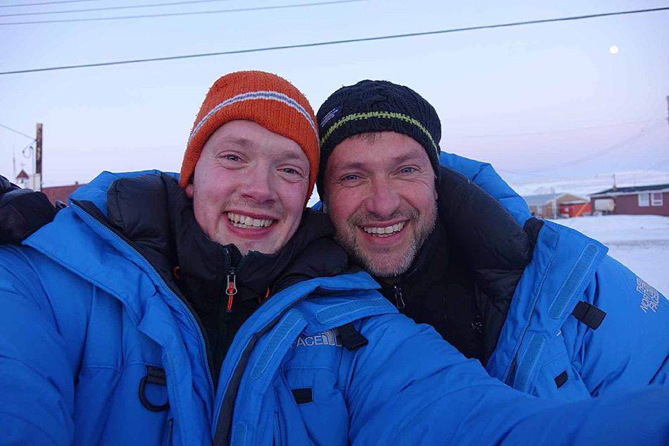Marc Cornelissen und Philip de Roo von Cold Facts kamen am 29. MÃ¤rz 2015 in Resolute, Kanada an. Von hier aus planten die beiden Forscher nach Norden zu wandern und dabei wichtige Daten Ã¼ber Eis- und Schneedicke zu sammeln. Foto: Cold Facts