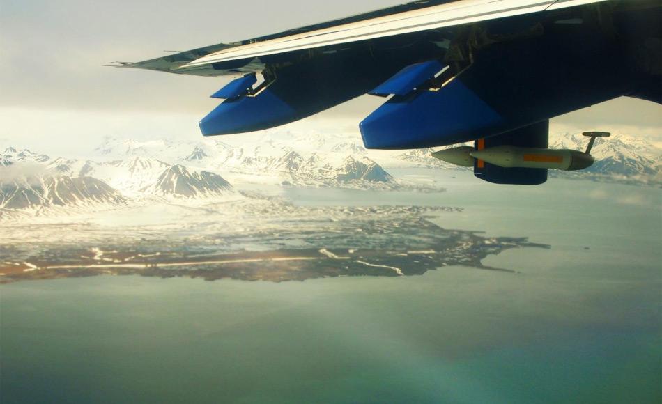 Auf dem Bild erkennt man einen Teil des Isfjorden und die Erdmannflya westlich von Longyearbyen, Svalbard. Der Blick stammt aus dem FAAM Forschungsflugzeug BAe146. Man erkennt auch das Messgerät für die Luftproben. Bild: Ignacio Pisso NILU