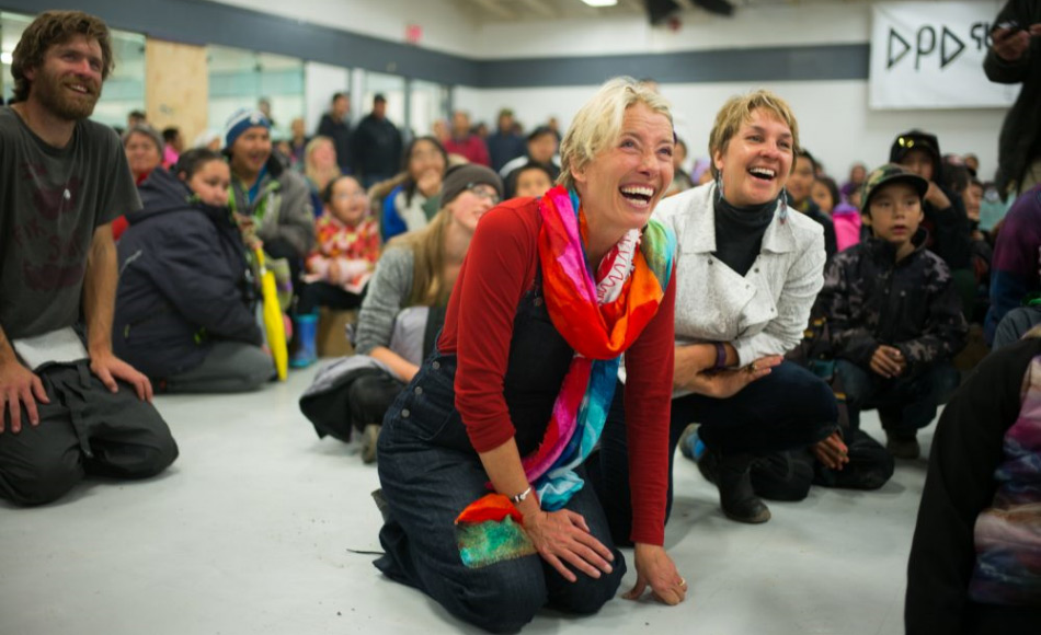 Duncan Martin (links) von Vancouver Renewable Energy Coop, Schauspielerin Emma Thompson und die GeschÃ¤ftsfÃ¼hrerin von Greenpeace Canada, Joanna Kerr, geniessen eine kulturelle Darbietung wÃ¤hrend der Feierlichkeiten fÃ¼r die Solarpanels im Gemeindezentrum. Bild: Greenpeace