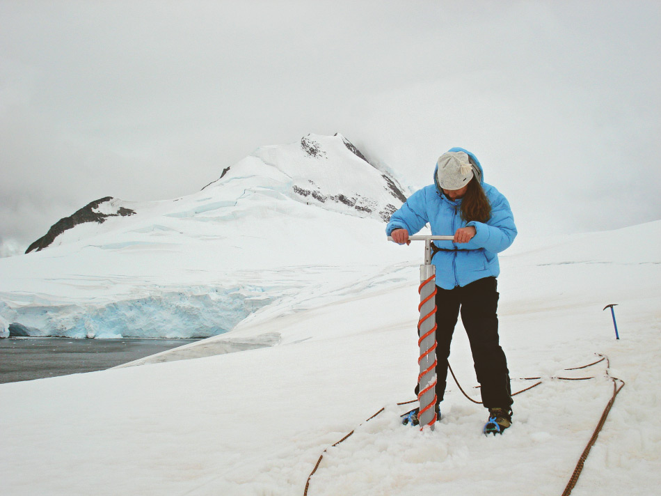 Die Forschungsarbeit in Antarktika ist hÃ¤ufig eine knochenharte Handarbeit, da keinerlei Infrastruktur besteht oder mÃ¼hsam und kostspielig errichtet werden mÃ¼sste. Trotzdem ist auch immer Spass dabei. Bild: Tyrolia Verlag